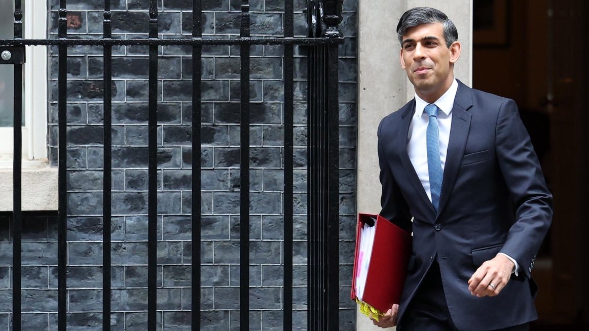 epa11360016 British Prime Minister Rishi Sunak departs his official residence, 10 Downing Street, to attend the Prime Minister&#039;s Questions (PMQs) at the Parliament in London, Britain, 22 May 2024.  EPA/NEIL HALL