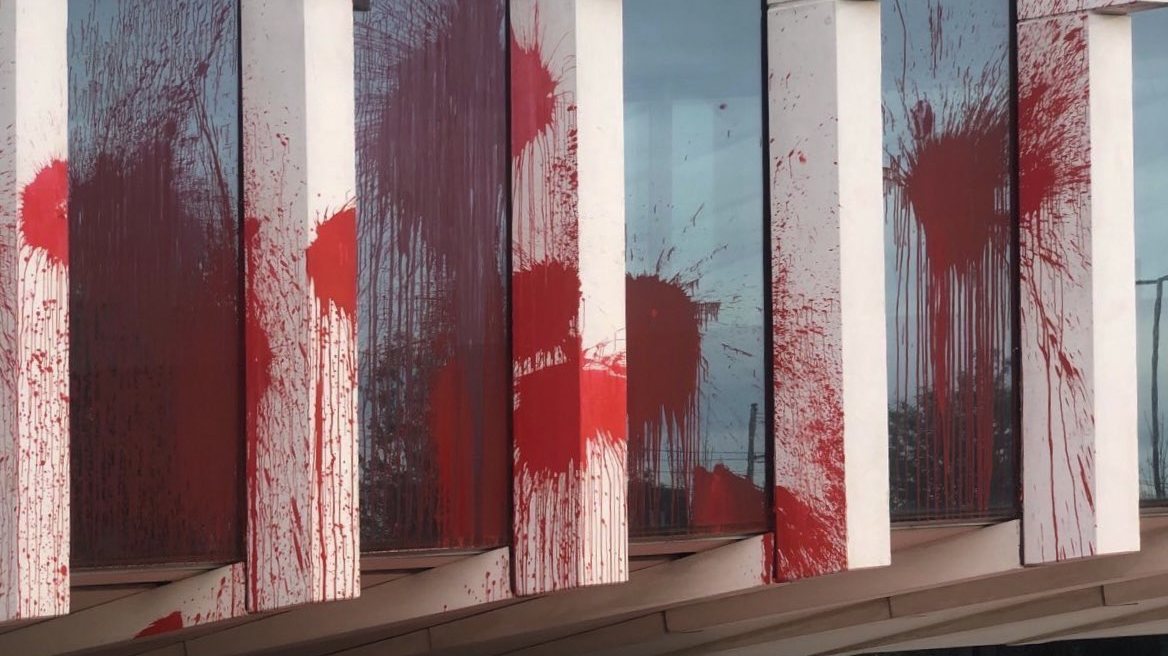 A sede da EDP, em Lisboa, foi atingida com tinta vermelha