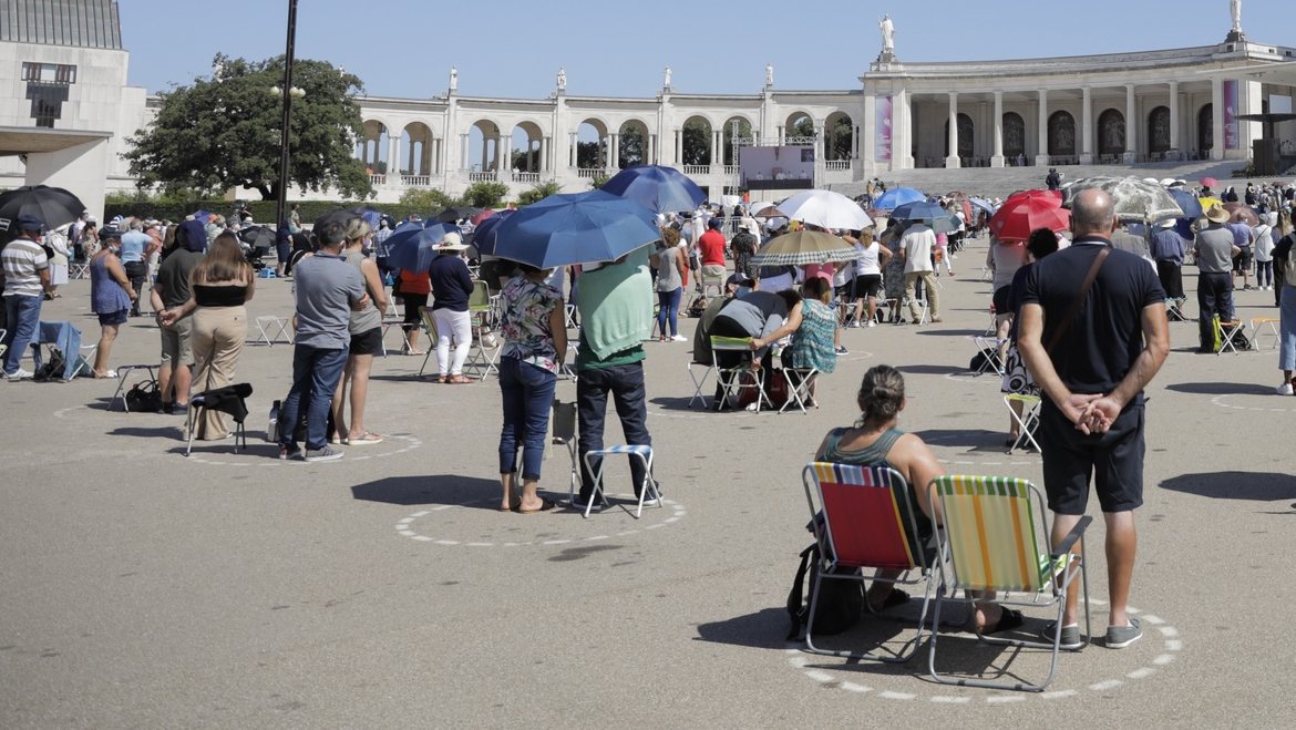 Peregrinos participam na peregrinação aniversária de agosto, em Fátima, 13 de agosto de 2021. Conhecida como a &quot;Peregrinação dos Emigrantes&quot;, é presidida pelo arcebispo do Luxemburgo, o cardeal Jean-Claude Hollerich, que dirige atualmente a Comissão das Conferências Episcopais da União Europeia (Comece). PAULO CUNHA /LUSA