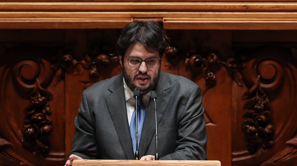 O deputado do Partido Socialista (PS), Diogo Leão, intervém sobre Lei Orgânica das Bases da Organização das Forças Armadas durante o debate parlamentar na Assembleia da República, em Lisboa, 18 de maio de 2021. MÁRIO CRUZ/LUSA
