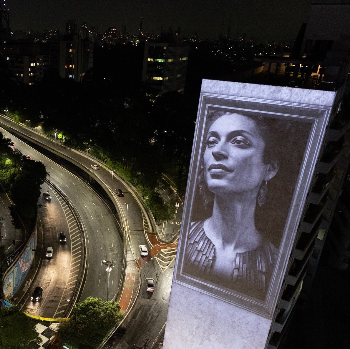 epaselect epa10523197 The facade of a building on Avenida Consolacao shows a projection of a photograph of councilor Marielle Franco in Sao Paulo, Brazil 14 March 2023. Franco&#039;s relatives, whose death was commemorated five years ago, are confident that the murder of the human rights defender will finally be clarified with the return of President Luiz Inacio Lula da Silva to power.  EPA/Isaac Fontana