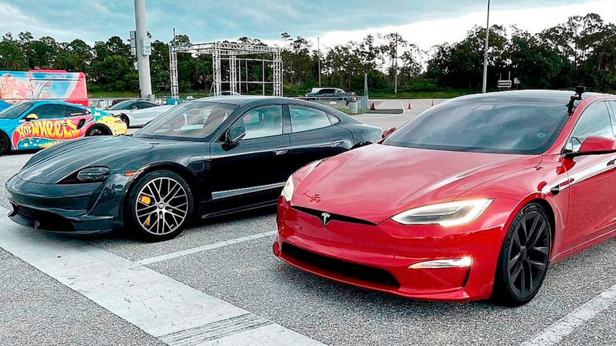 Tesla e Porsche voltam a enfrentar-se, não no Nürburgring como na última vez, mas nos EUA e no capítulo das chamadas à oficina