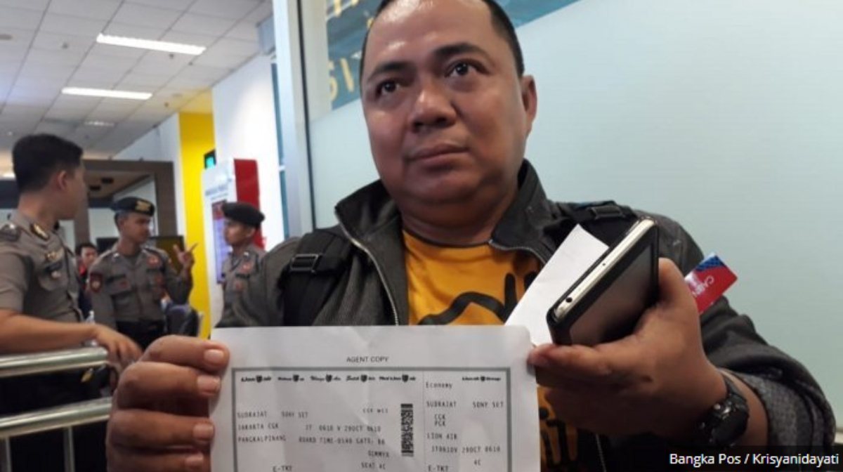 Sony Setiawan mostra o cartão de embarque para o voo da Lion Air. Fonte: TribunSumsel