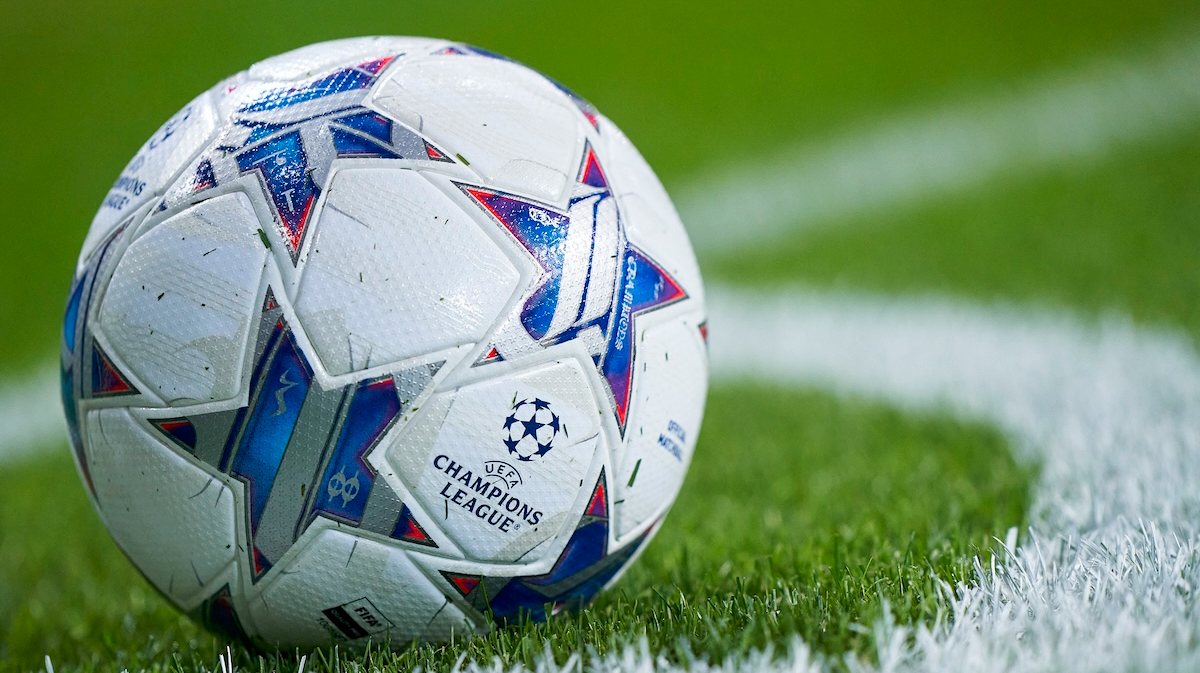 A UEFA observou um aumento do uso de lugares em pé em provas nacionais e foi sensível ao interesse de clubes e adeptos para a reintrodução desta prática nas provas europeias