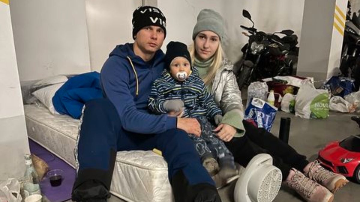 Oleksandr Abramenko, aqui com a mulher Alexandra e o filho de dois anos Dmitry, ia tentar trocar este fim de semana Kiev por Mukachevo