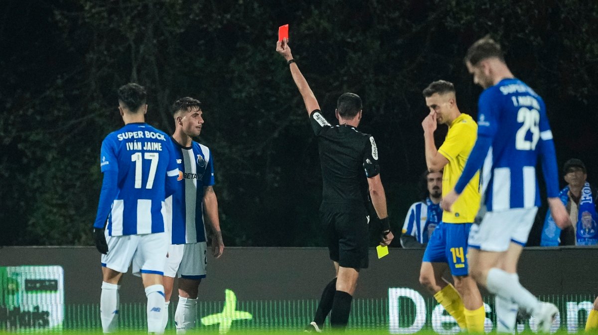 FC Porto sofreu quarta derrota do Campeonato em Arouca, num encontro que teve Fábio Cardoso expulso nos descontos por acumulação de amarelos