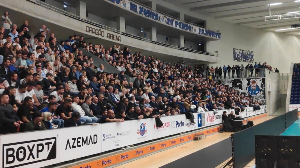 Assembleia Geral Extraordinária do FC Porto passou de uma sala no Estádio do Dragão para o Dragão Arena, deixou mais de 1.000 pessoas no exterior e acabou mais cedo pelas sucessivas agressões