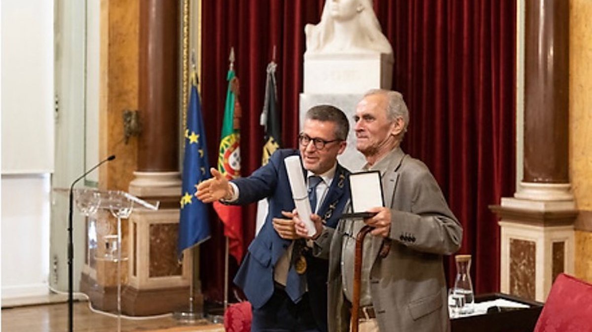 Pelas mãos de Carlos Moedas, José Pinho recebeu uma medalha de mérito cultural da Câmara Municipal de Lisboa