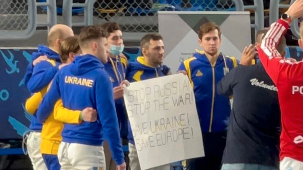 Equipa ucraniana exibiu um cartaz pedido o fim da guerra antes de abandonar o Estádio Internacional do Cairo