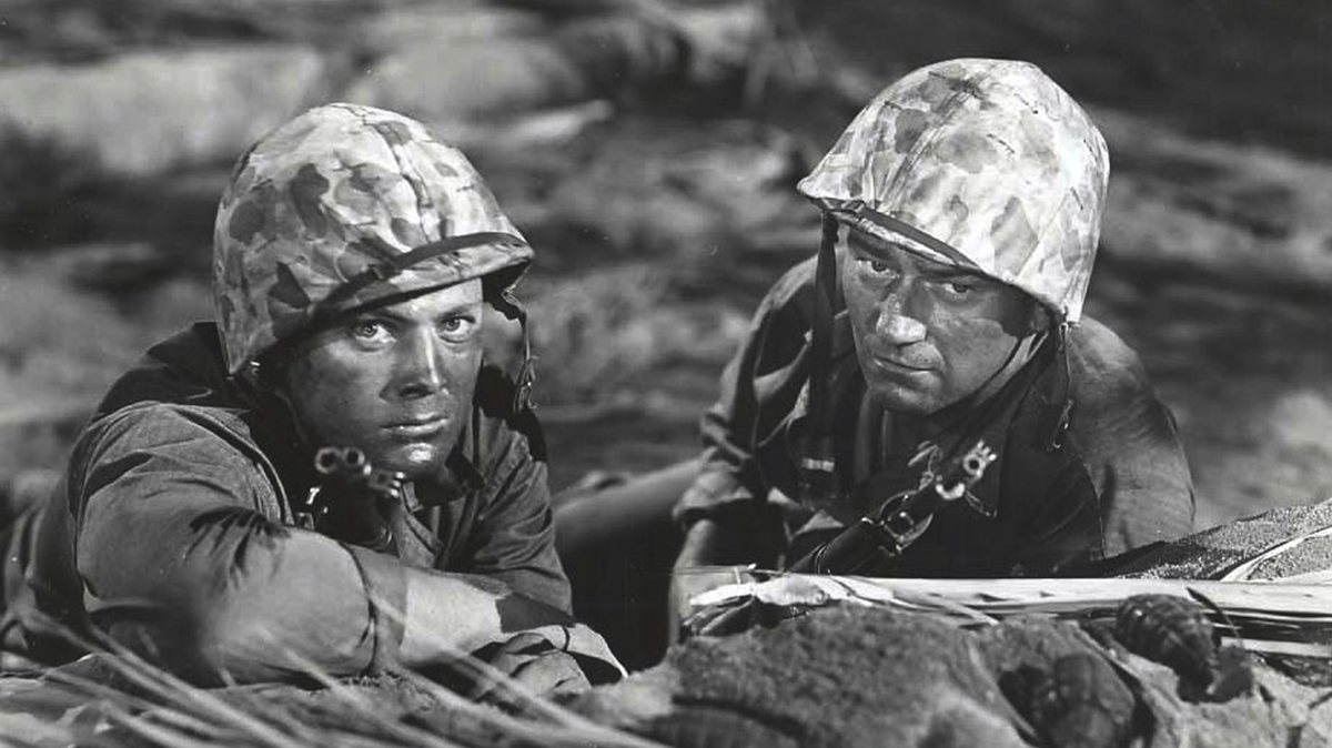John Wayne (à direita) em &quot;O Inferno de Iwo Jima&quot; (1949), um dos mais célebres filmes de Allan Dwan