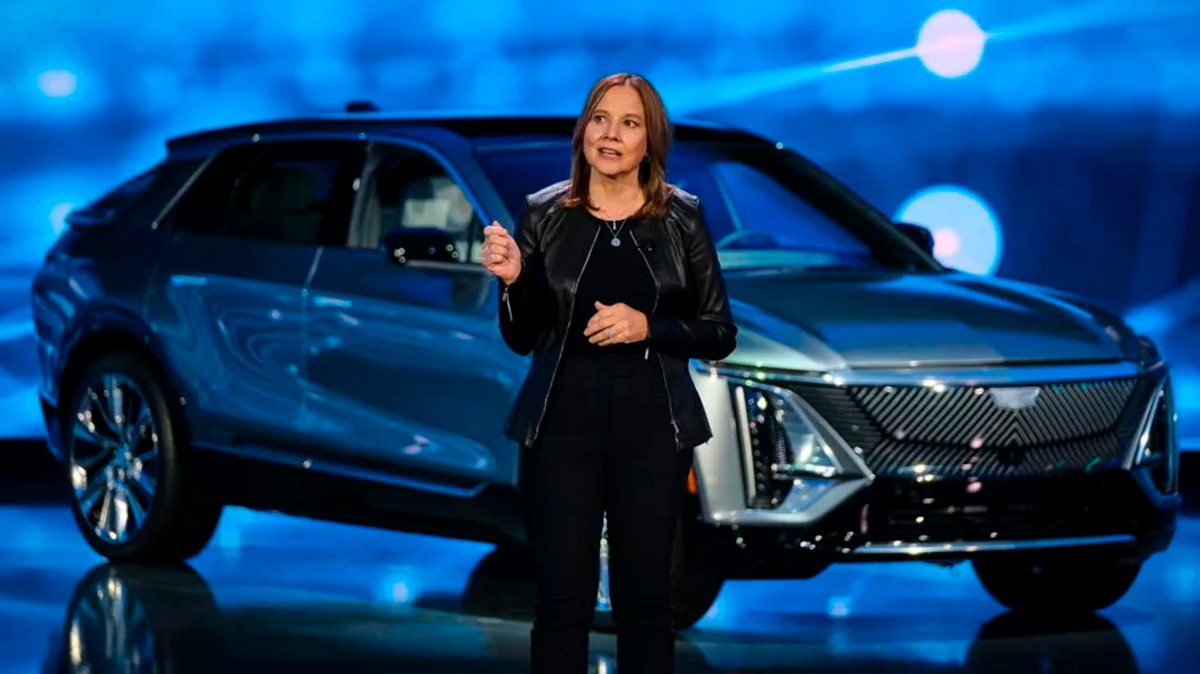 A CEO da General Motors, Mary Barra, prepara-se para realizar cortes no pessoal para reduzir em 2000 milhões de dólares os custos de produção até 2025