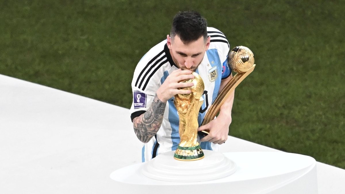 Lionel Messi juntou a taça de campeão do mundo ao prémio de MVP da competição, ganhando o terceiro título pela Argentina em ano e meio depois da Copa América e da Finalíssima