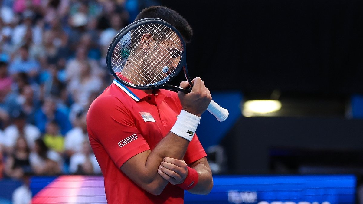 Novak Djokovic foi dando sinais do problema no braço direito ao longo de vários momentos do encontro frente a Alex de Minaur