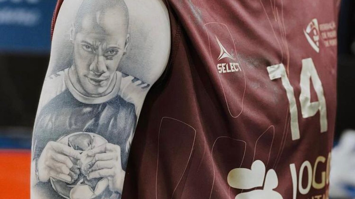 Rui Silva revelou pela primeira vez a tatuagem que fez de Quintana no braço direito, aquele que deu a qualificação olímpica a Portugal no final do jogo com a França