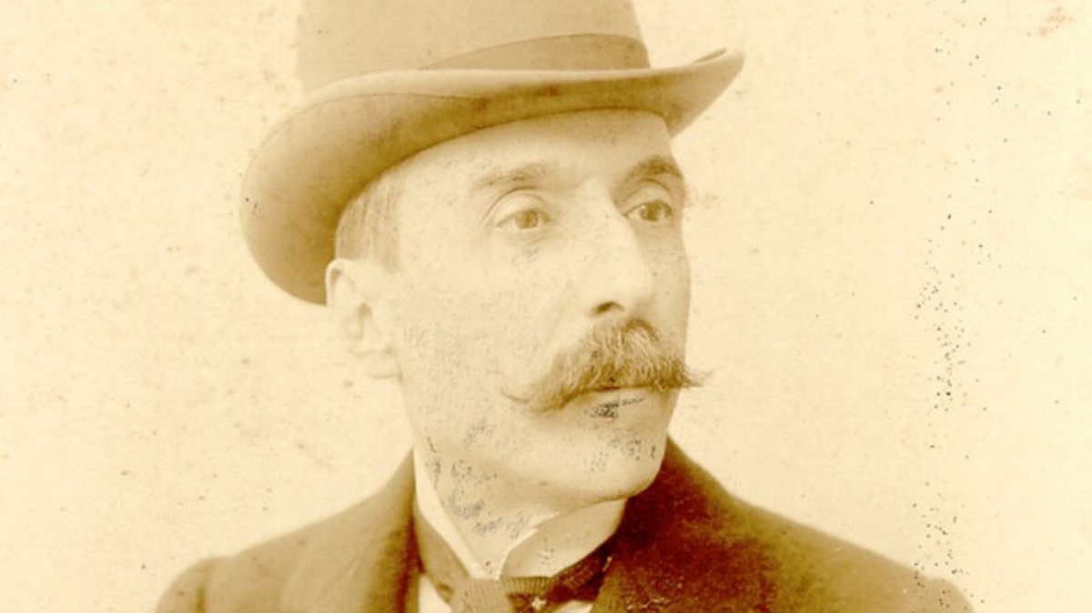 Eça de Queiroz morreu em 16 de Agosto de 1900 e foi sepultado em Lisboa. Foi autor de contos e romances, entre os quais &quot;Os Maias&quot;