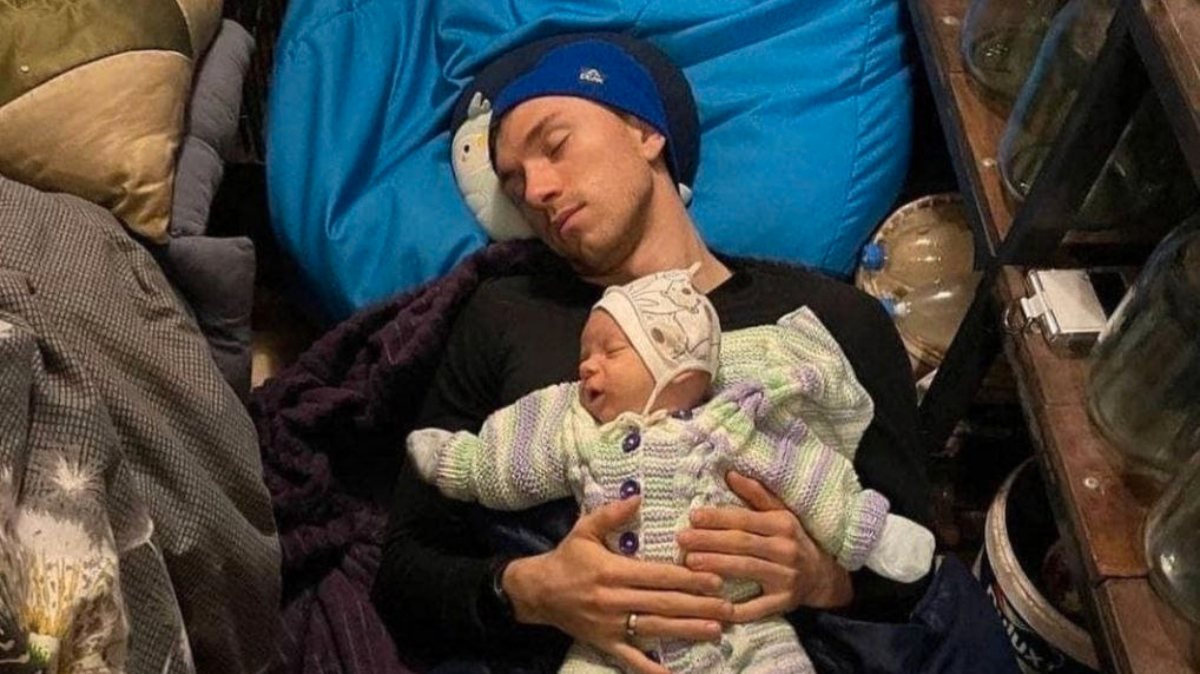 Bogdan Tsymbal com o filho recém-nascido na imagem que foi partilhada pelo Parlamento ucraniano no final da última semana