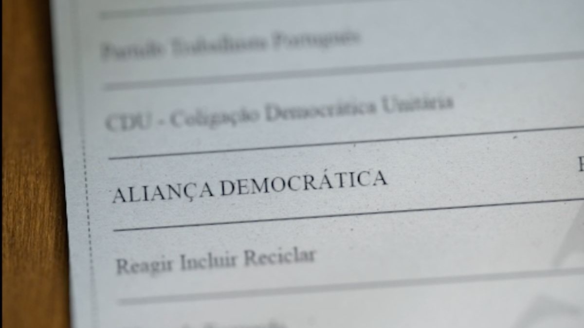 Aliança Democrática é uma coligação formada pelo PSD, pelo CDS-PP e pelo PPM, enquanto a Aliança Democrática Nacional é um partido à direita da AD