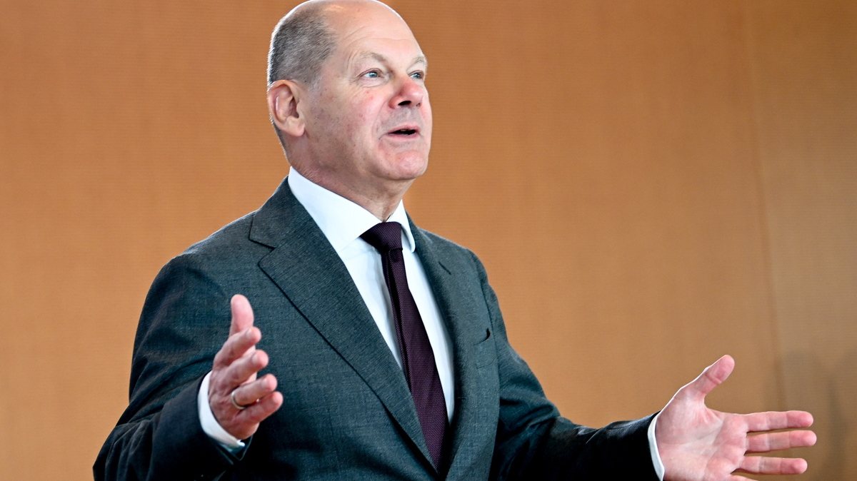 epa10664377 German Chancellor Olaf Scholz attends the weekly cabinet meeting of the German government at the Chancellery in Berlin, Germany, 31 May 2023.  EPA/Filip Singer