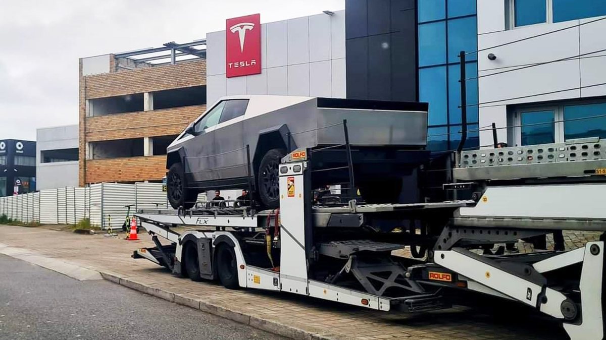 O Tesla Club Portugal divulgou esta foto que marca a chegada da Cybertruck da Tesla a Portugal, mais especificamente ao Porto