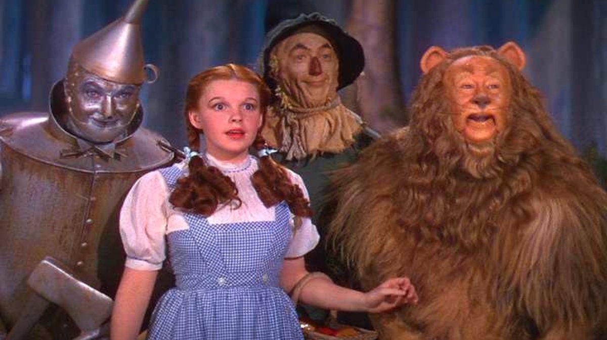 Judy Garland no filme “O Feiticeiro de Oz”, de 1939, com o papel de Dorothy e o seu famoso vestido