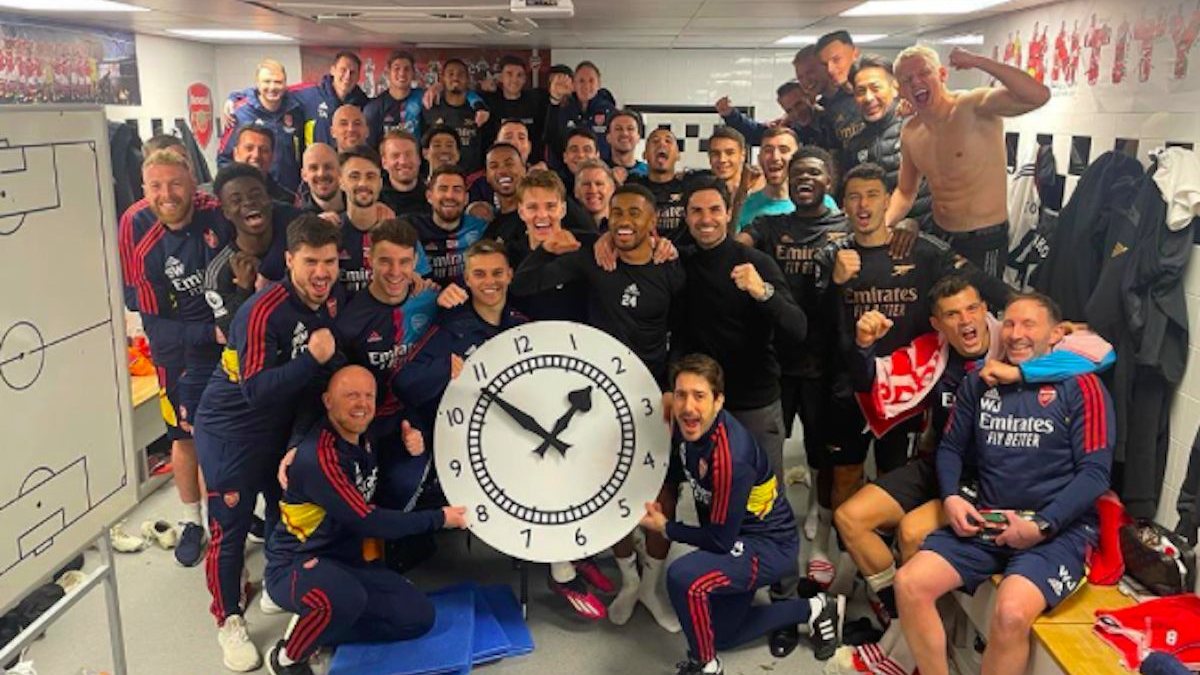 Os jogadores do clube londrino celebraram a vitória com um relógio já no balneário