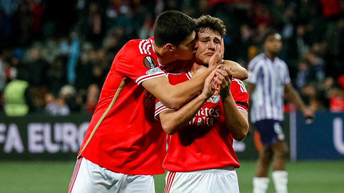 Abraço de António Silva a um João Neves em lágrimas no final do jogo ficou como principal imagem da deslocação do Benfica a Toulouse