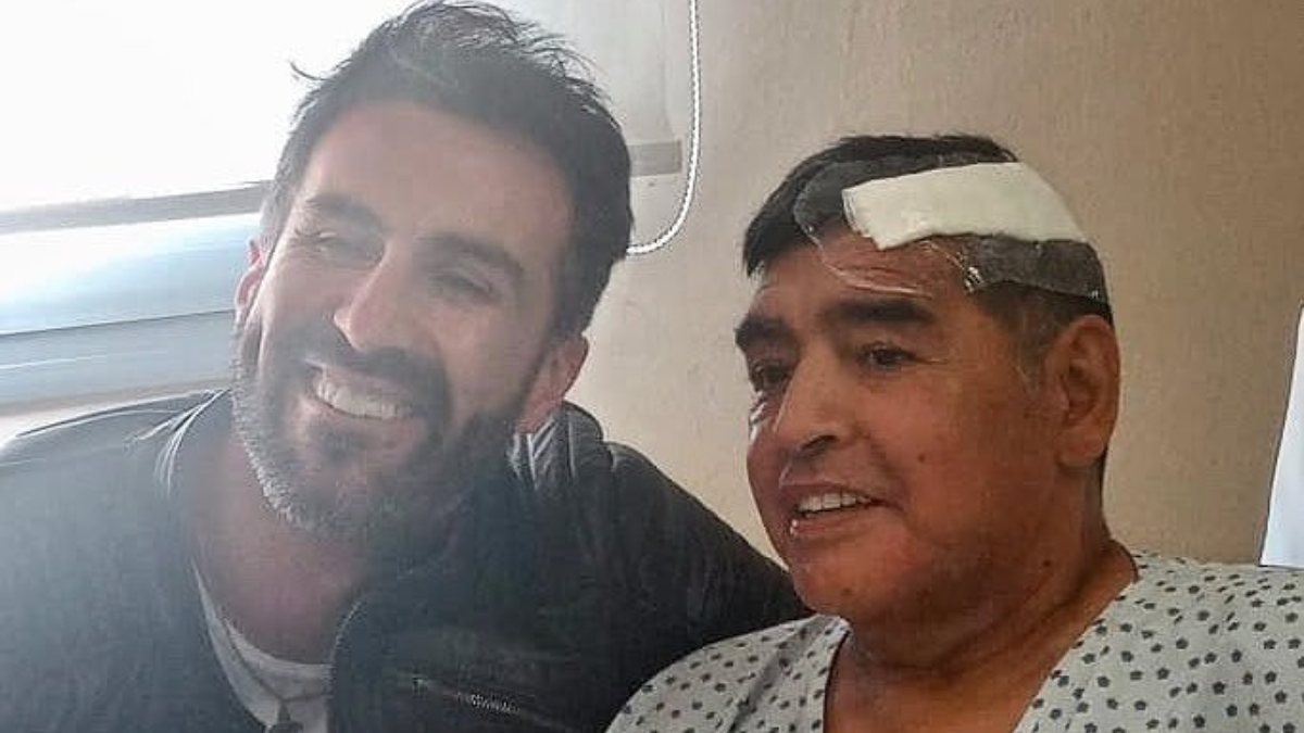 Uma imagem de Diego Armando Maradona com o médico particular, Leopoldo Luque, após a última intervenção cirúrgica