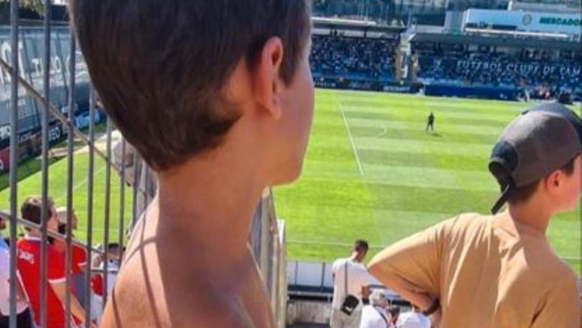 Criança foi obrigada a tirar a camisola do Benfica para poder estar numa bancada que, de acordo com a organização, proibia adereços que não fossem do clube da casa