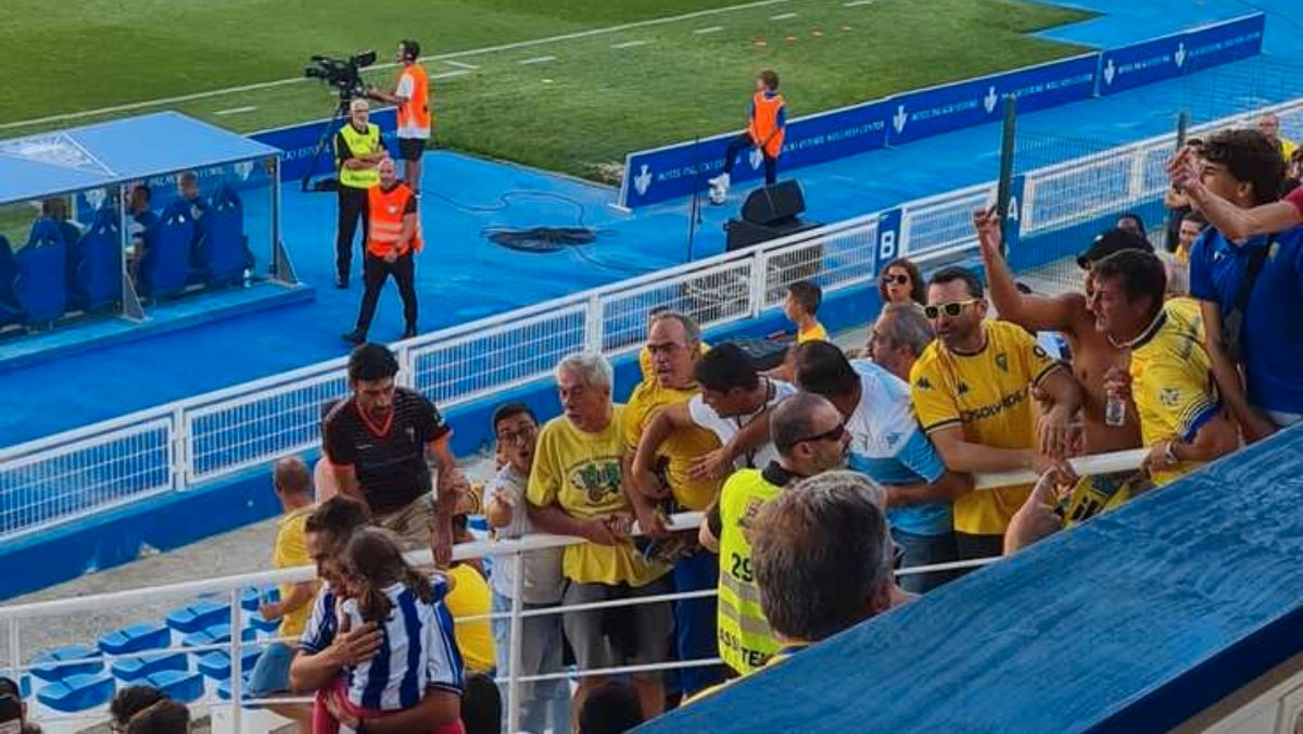 Episódio aconteceu perto da zona da bancada de imprensa do Estádio Coimbra da Mota, com os adeptos do Estoril a mostrarem a sua fúria contra um pai e uma filha do FC Porto