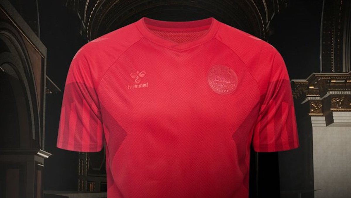 A camisola principal da Dinamarca para o Mundial, totalmente vermelha