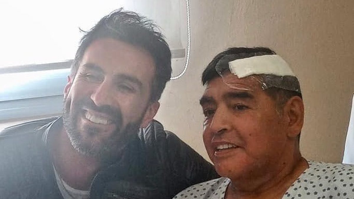 Leopoldo Luque e Diego Armando Maradona, numa fotografia que deu alguma polémica tirada após a operação a um hematoma no cérebro do ex-jogador argentino