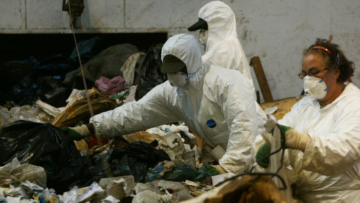 Trabalhadores da Tratolixo, uma estação de tratamento associado aos resíduos de sólidos urbanos, Lisboa, 27 de Março de 2009. (ACOMPANHA TEXTO) MANUEL DE ALMEIDA / LUSA