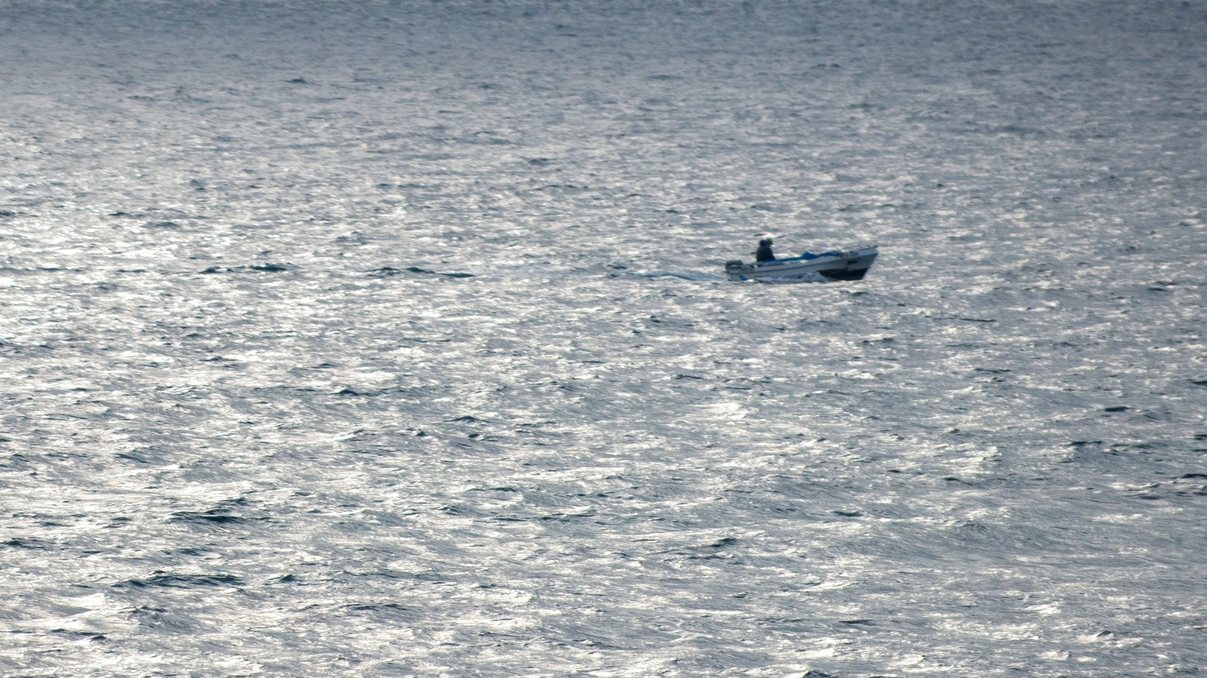 Vista para um pequeno barco onde um grupo de 31 migrantes chegou às Ilhas Canárias