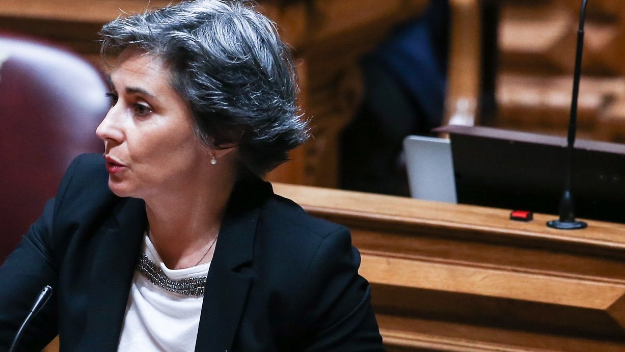 A deputada do Partido Socialista (PS), Isabel Santos, intervém durante o debate quinzenal na Assembleia da República, em Lisboa, 09 de janeiro de 2018. ANTÓNIO COTRIM/LUSA