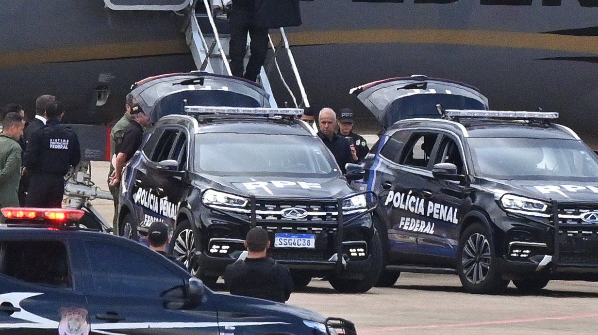 epa11241604 Domingos Brazao (C), official of the Court of Accounts of Rio de Janeiro, disembarks from a Federal Police plane after his arrest, at the Juscelino Kubitschek international airport, in Brasilia, Brazil, 24 March 2024. The arrest this 24 March of the federal deputy Jose &#039;Chiquinho&#039; Brazao, his brother Domingos Brazao, an official of the Court of Accounts of Rio de Janeiro, and the former head of the Civil Police of that city Rivaldo Barbosa, in connection with the murder of councilor Marielle Franco represents the &#039;end&#039; of the investigation, the director of the Federal Police, Andrei Rodrigues, said at a press conference.  EPA/Andre Borges