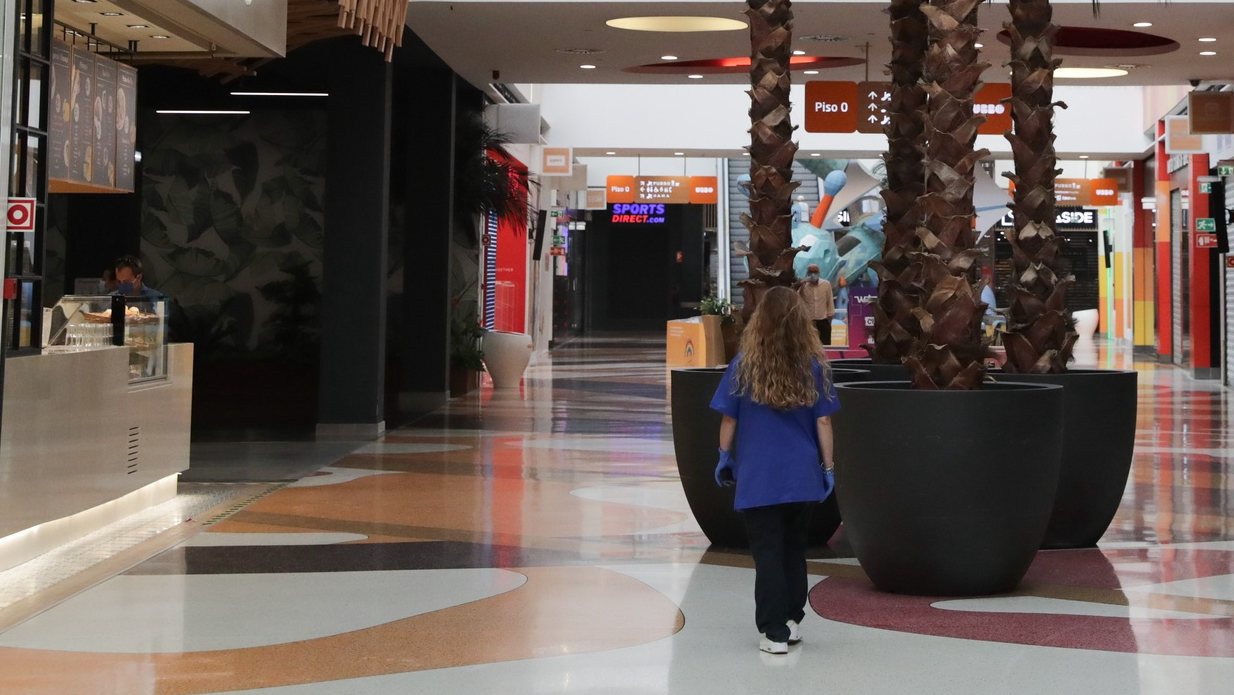 Uma cliente passa por uma das secções do centro comercial Ubbo na Amadora, em preparação para a abertura na segunda-feira, Amadora, 29 de maio de 2020. (ACOMPANHA TEXTO DE 30/05/2020) TIAGO PETINGA/LUSA