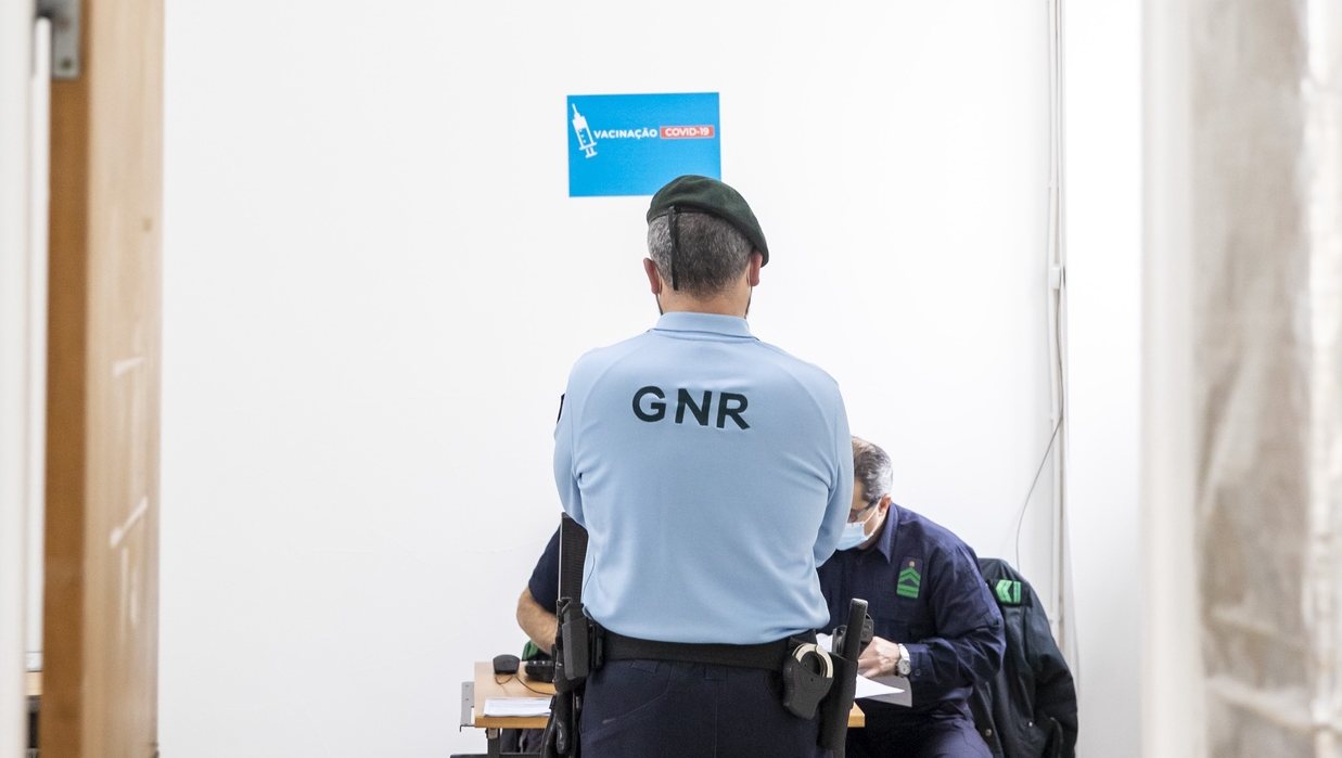 Um militar da Guarda Nacional Republicana aguarda para receber a vacina contra a Covid19, no Quartel de Conde de Lipe, em Lisboa, 13 de fevereiro de 2021. JOSÉ SENA GOULÃO/LUSA