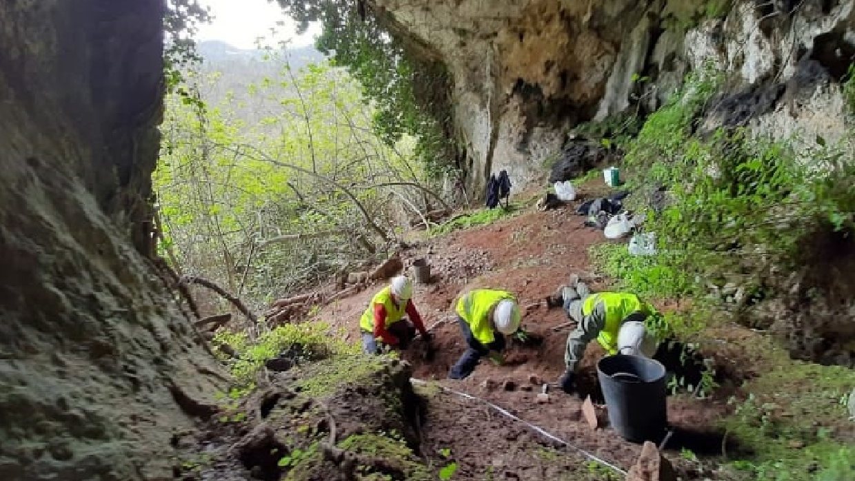 Escavações na caverna das Astúrias onde foram encontradas 209 moedas romanas