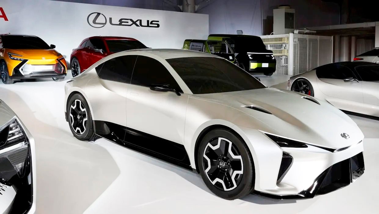 A Lexus está atrasada na concepção de eléctricos, mas pretende ultrapassar rapidamente esta situação apostando em novas plataformas, métodos de produção mais avançados e baterias mais eficientes e baratas