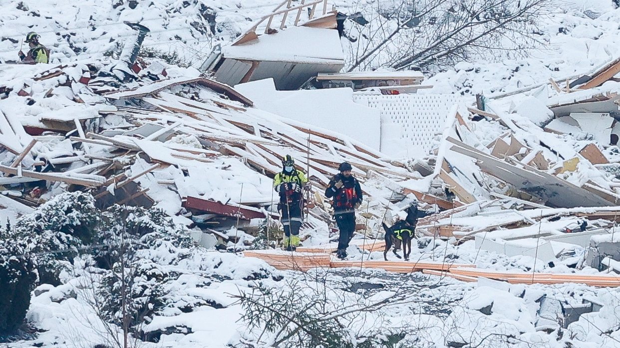 epa08915071 A rescue crew and a dog search in the landslide area at Ask in Gjerdrum municipality, Norway, 02 January 2021. Several homes have been taken by the avalanche and nine people remain missing after one body was found. More than 1,000 people in the area have been evacuated.  EPA/Haakon Mosvold Larsen  NORWAY OUT