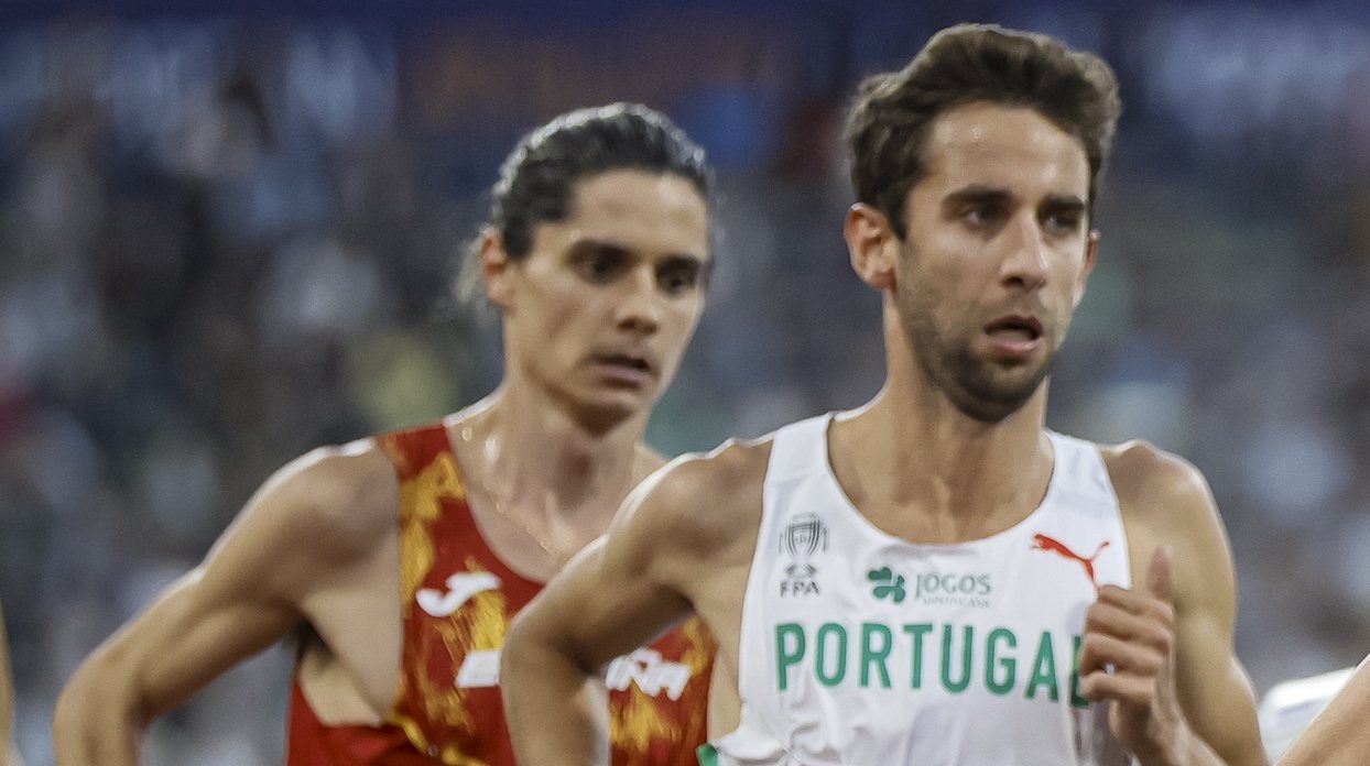 epa10132503 (L-R) Roberto Alaiz of Spain, Samuel Barata of Portugal and Juan Antonio Perez of Spain in action during during Men&#039;s 10,000m Final at the Athletics events at the European Championships Munich 2022, Munich, Germany, 21 August 2022. The championships will feature nine Olympic sports, Athletics, Beach Volleyball, Canoe Sprint, Cycling, Artistic Gymnastics, Rowing, Sport Climbing, Table Tennis and Triathlon.  EPA/RONALD WITTEK