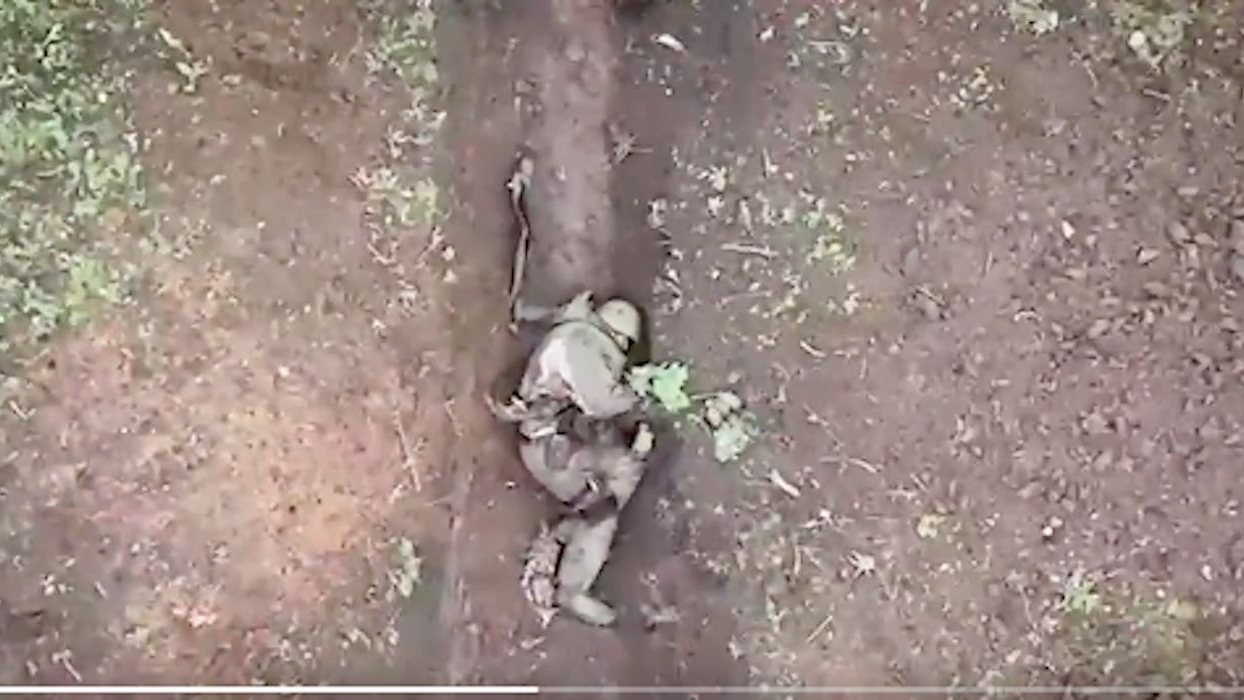 Captura de ecrã do vídeo em que se vê o soldado russo a ser atingido pelas granadas