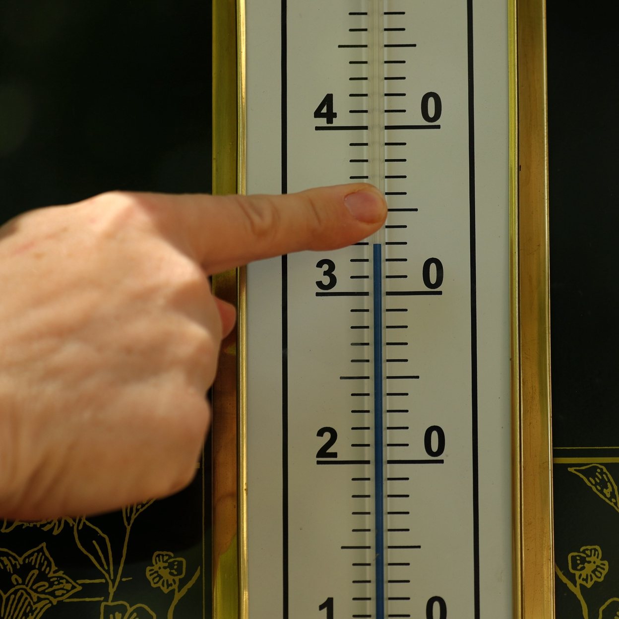 epa07677113 A Zagreb&#039; citizen points to the temperature on a thermometer at  Zrinjevac Park in downtown Zagreb, Croatia, 27 June 2019. Reports state that in the last few days Croatia and Zagreb recorded high temperatures between 33-38 degrees  Celsius or by the sea more than 38 celsius. Europe is bracing itself for a heatwave, as forcasters predict temperatures are expected to climb above 40 degrees Celsius in some areas due to The exceptionally hot air that has arrived from the Sahara.  EPA/ANTONIO BAT
