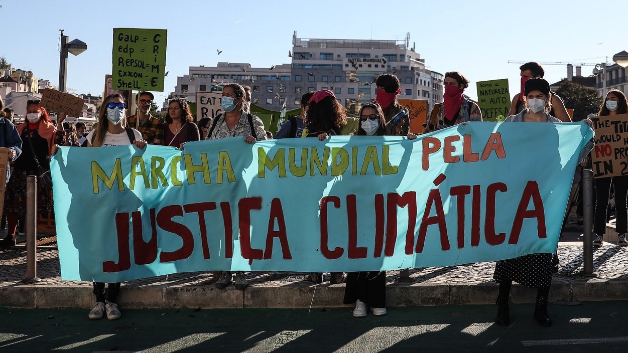 Marcha Mundial pela Justiça Climática, convocada pela plataforma Salvar o Clima, que reúne várias organizações portuguesas que apelam a cortes drásticos nas emissões de gases com efeito de estufa, a uma transição justa e à justiça climática global, em Lisboa, 07 de novembro de 2021. RODRIGO ANTUNES/LUSA