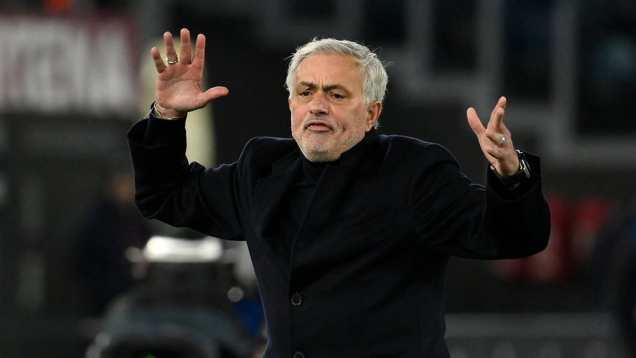 José Mourinho voltou a ser expulso num jogo da Serie A depois de ter visto um primeiro cartão amarelo pouco antes do intervalo