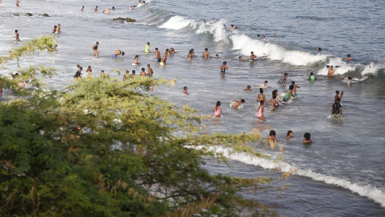 As duas principais praias balneares da Cidade Praia, capital de Cabo Verde, são as únicas com restrições de horários, por causa da pandemia da covid-19, e enquanto a polícia e os nadadores-salvadores apertam na vigilância, os banhistas já se sentem mais à-vontade e pedem alargamento dos horários para frequentar as praias, Cidade da Praia, 20 de julho de 2021. (ACOMPANHA TEXTO DE 26/07/2021) FERNANDO DE PINA/LUSA