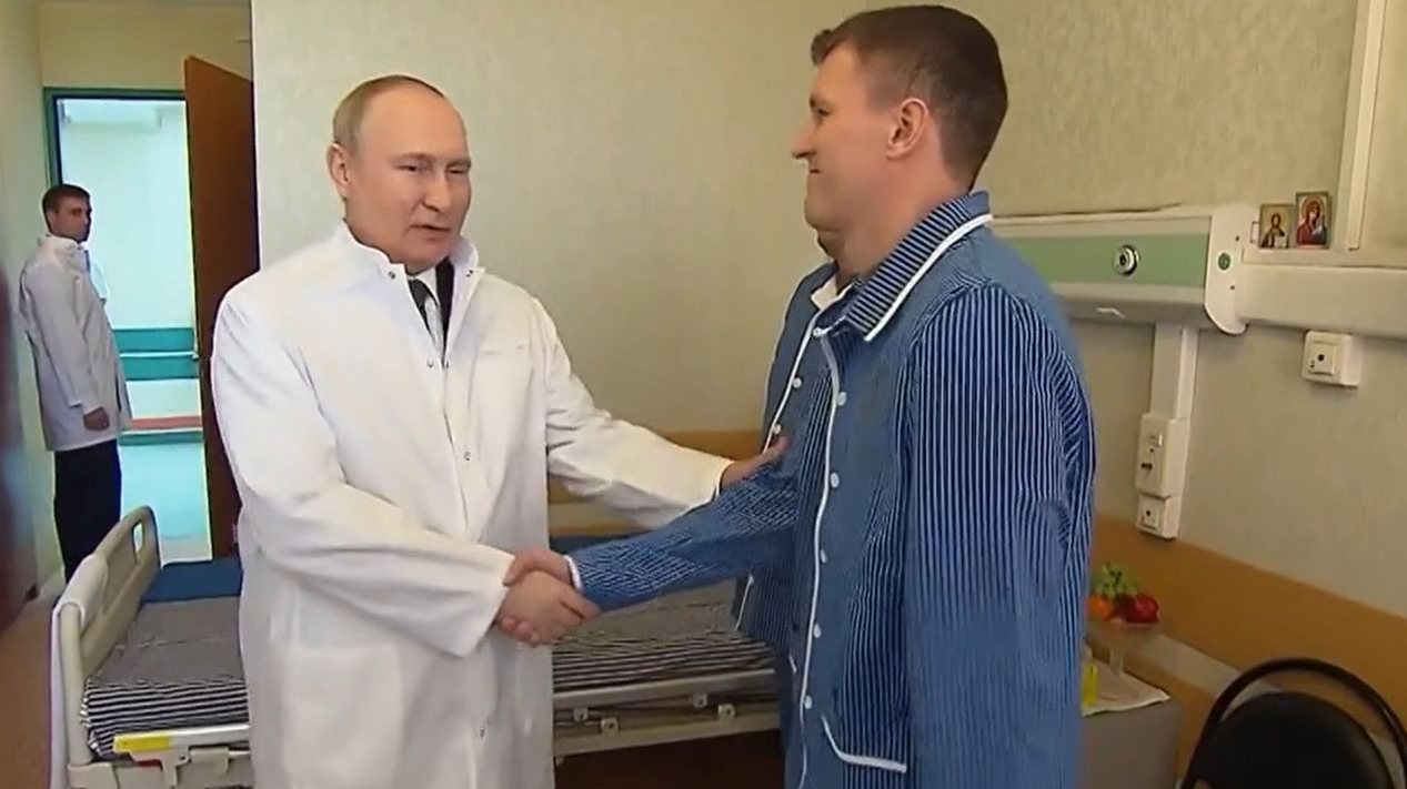 Putin visita soldados feridos num hospital militar em Moscovo