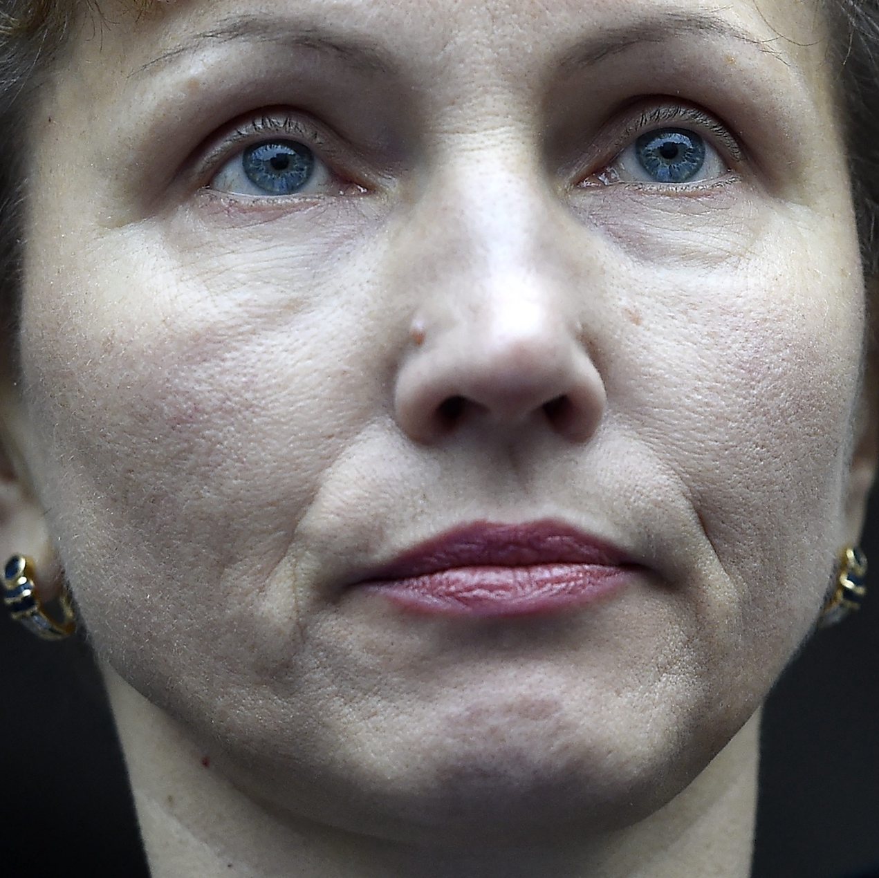 epaselect epa05115509 Marina Litvinenko, widow of Alexander Litvinenko, makes a statement outside the High Court in central London, Britain, 21 January 2016. Findings of a public inquiry into the killing of her husband former Russian spy Alexander Litvinenko were released by a British judge on 21 January 2016. Opponent of Russian President Vladimir Putin, Alexander Litvinenko, died in London, in 2006 from radioactive poisoning.  EPA/FACUNDO ARRIZABALAGA
