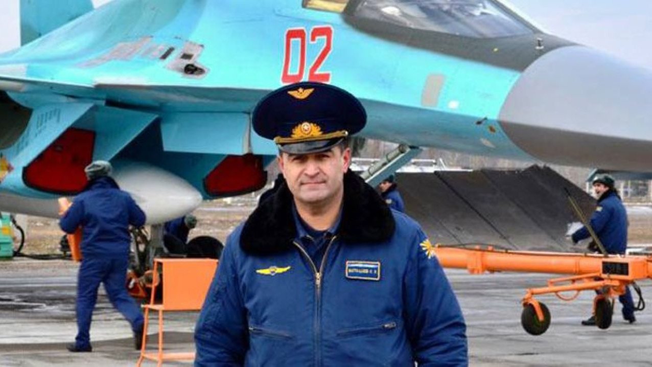 Kanamat Botashev nasceu em 1959 em Karachay-Cherkessia e formou-se no Instituto Superior de Aviação Militar de Yeysk
