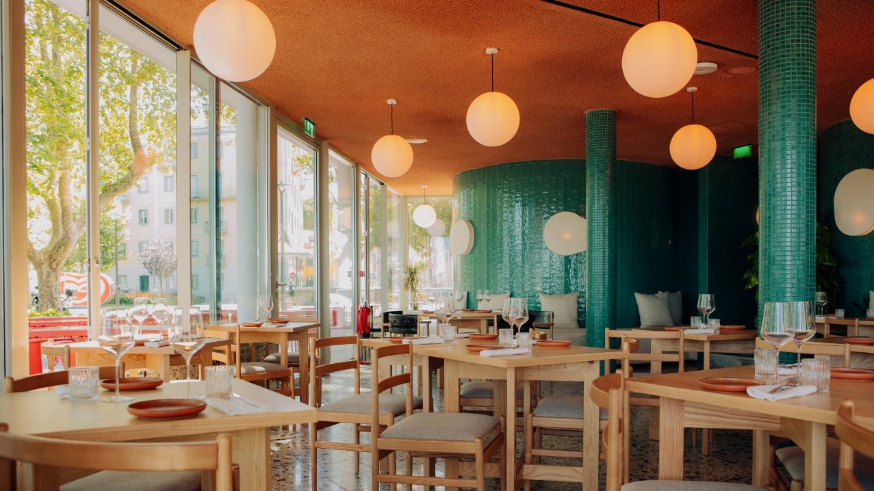 O Madrasta é o novo restaurante do Grupo Non Basta e abriu portas no Jardim Municipal de Paço de Arcos, em Lisboa